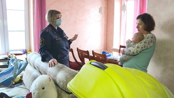 Сотрудники отдела надзорной деятельности и профилактической работы посетили многодетную семью Морозовых.