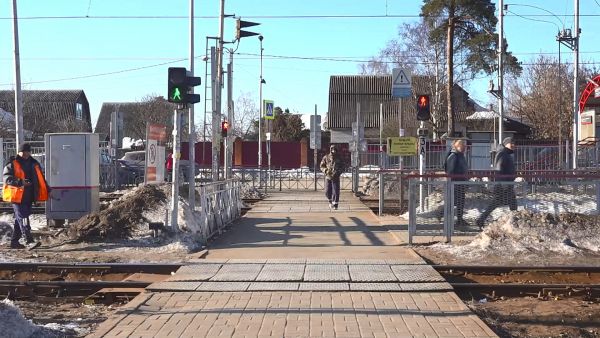 24 марта у платформы Ипподром провели рейд по безопасности на железной дороге.