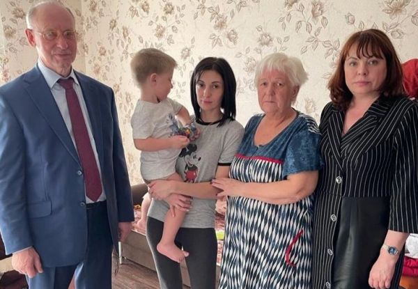 Владимир Демин совместно с депутатом Совета депутатов  Ниной Широковой навестили семью, эвакуированных из ДНР.