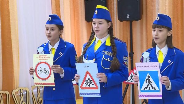 Отряд юных инспекторов дорожного движения провел занятие по ПДД.