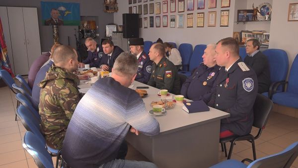 Глава округа Виктор Неволин встретился с казаками ХКО «Раменское».