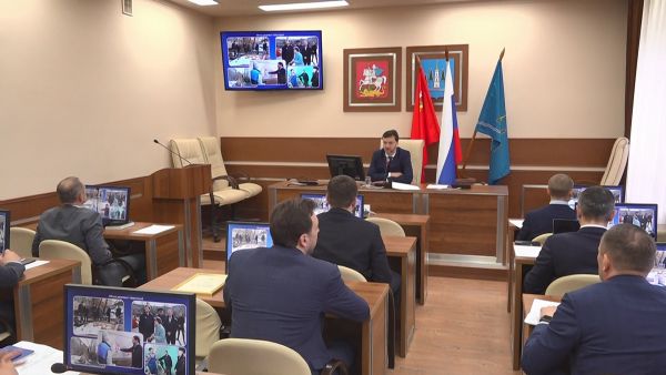 Оперативное совещание 11 апреля началось с награждений.