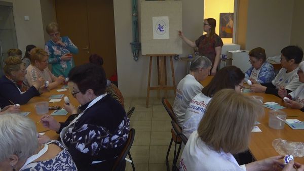 Мастер-класс по росписи пасхальных яиц провели в клубе «Активное долголетие» в Раменском