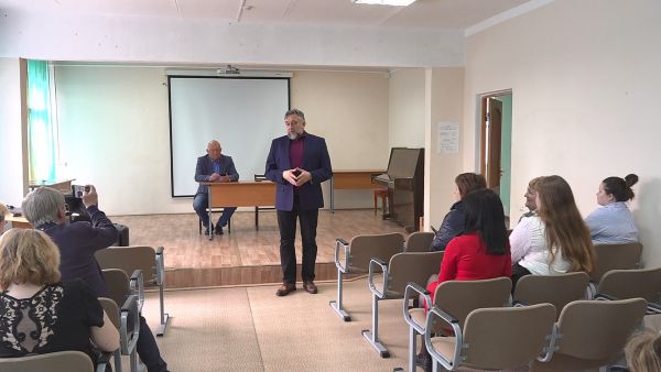 Олег Жолобов, депутат Московской областной думы, с рабочим визитом посетил Никитскую среднюю школу.