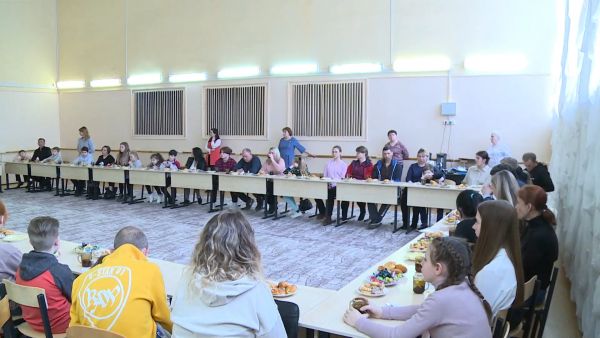 22 апреля в Раменской школе №21 Виктор Неволин пообщался с детьми и родителями, приехавшими из ДНР и ЛНР.