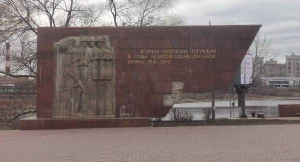 Раменские единороссы взяли под опеку памятник раменцам, погибшим в годы Великой отечественной войны