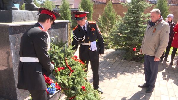 5 мая ученики 9 школы и воспитанники детского сада №22 возложили венки и цветы к памятнику погибшим воинам.