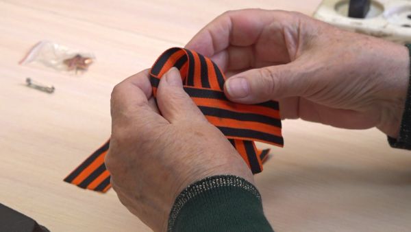 Участники губернаторской программы «Активное долголетие» изготавливали броши из георгиевских лент.