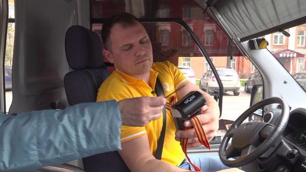 В общественном транспорте георгиевские ленты будут раздавать с 6 по 8 мая.