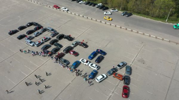 Возле стадиона «Сатурн», на автомобильной стоянке прошел флешмоб.