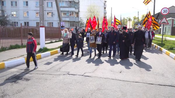 Жители Островцов собрались 9 мая на площади возле мемориала погибшим воинам перед шествием в бессмертном полку.