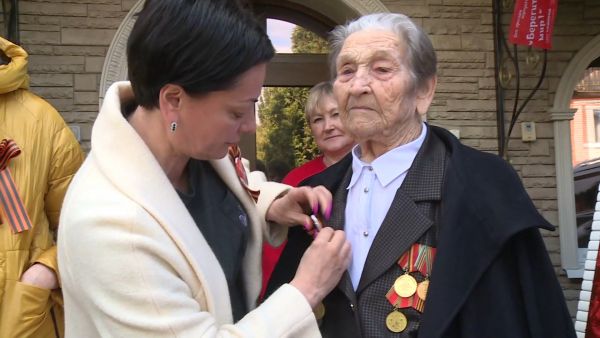 Прасковья Михайловна родилась в 1925 году, в 17 лет пошла на фронт добровольцем. Сейчас Прасковье Михайловне 97 лет.