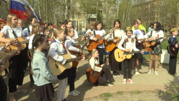 В Родниках состоялась праздничная акция «Поем двором».
