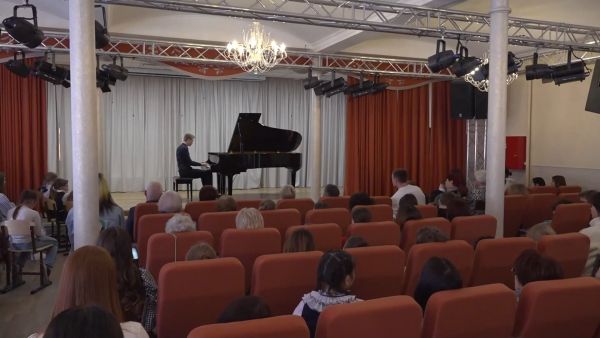 12 мая в детской Школе искусств №1 города Раменское юный пианист из Сербии Йован Зец играл для зрителей.