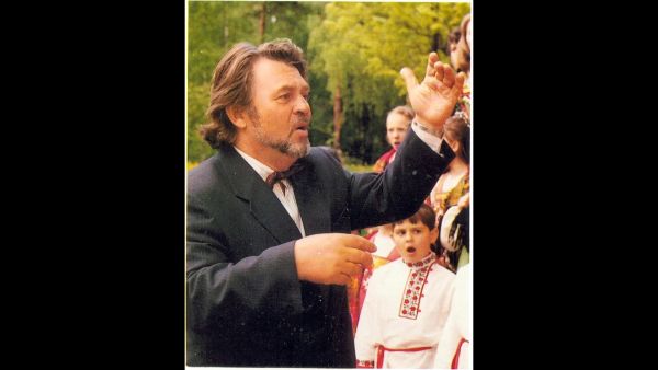 19 мая была открыта памятная доска в честь основателя хоровой школы Анатолия Ватолина.