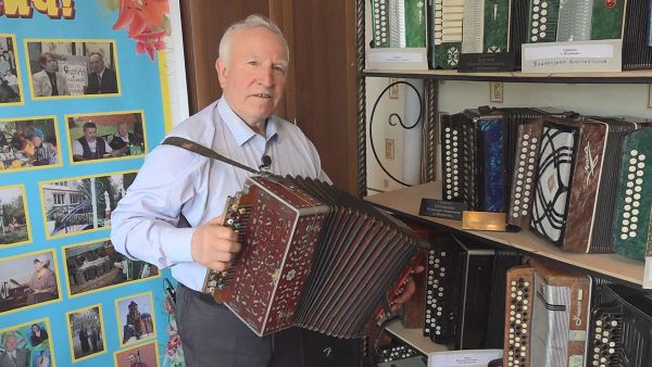 Валерий Николаевич Андриянов — гармонист из села Игумново,и не просто гармонист — коллекционер.