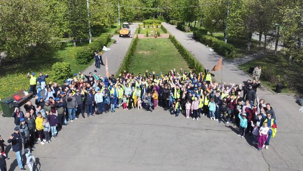 В рамках проекта «Зеленая улица» на улице Космонавтов сегодня появилась аллея из сотни туй.