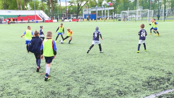 Юные футболисты в возрасте от семи до двенадцати лет встретились на стадионе Красное знамя.