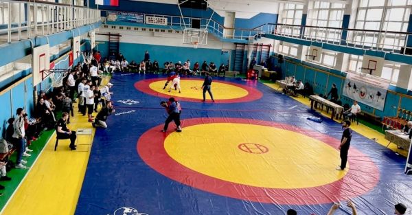 Победителя соревнований по борьбе на поясах из Раменского поздравил Роман Терюшков.