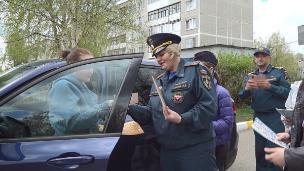 Представители МЧС и ребята из кадетского класса пообщались с жителями Раменского.