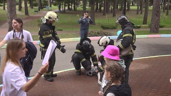 В детском лагере «Дубки» устроили день пожарной безопасности.