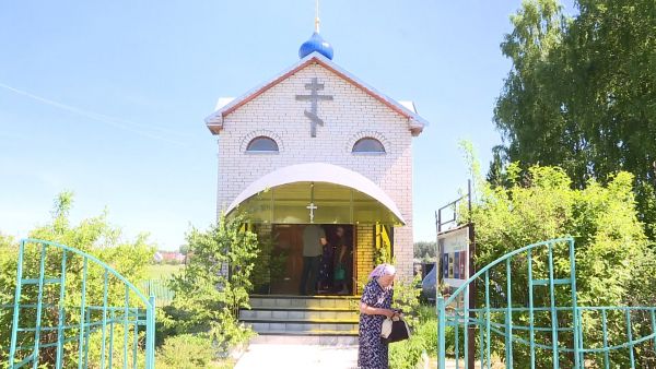 Часовню в честь Казанской иконы Божьей Матери построили в деревне Коняшино 19 лет назад.