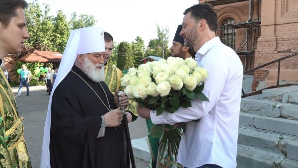 Православные верующие отмечают один из главных церковных праздников — Святую Троицу.