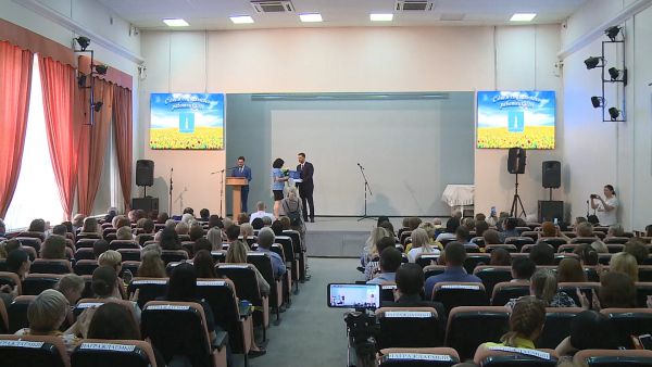 В ДК «Сатурн» чествовали работников соцзащиты, поздравляя их с профессиональным праздником.