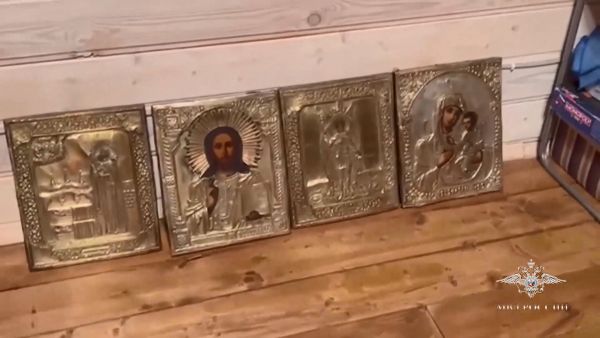 Полицейские задержали подозреваемых в краже икон из храма в Раменском.