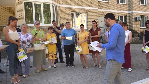 Глава округа Виктор Неволин встретился с жителями на улице Крымская.