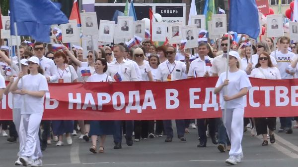 Демонстрация в духе СССР прошла по улицам города.