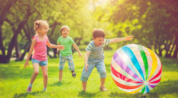 Летние опасности: как уберечь ребенка от травм?