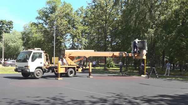 Замена старых щитов и колец была произведена на баскетбольной площадке возле озера Пионер.