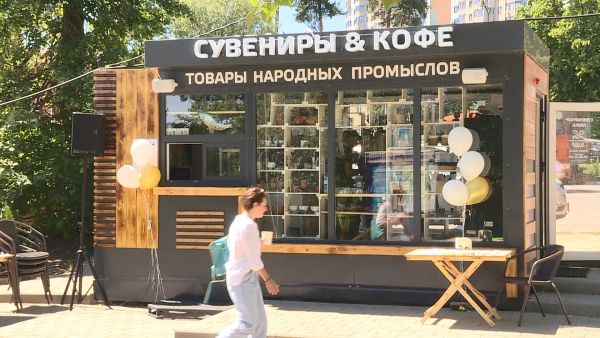 На берегу Борисоглебского озера открылась сувенирная лавка.