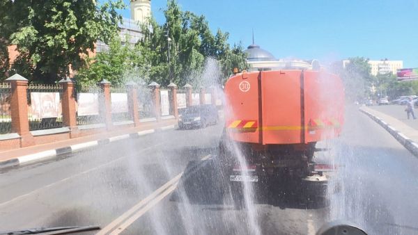 «Летний душ»: как часто моют улицы летом?