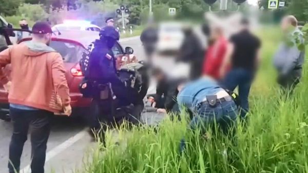 Подмосковными полицейскими задержаны подозреваемые в совершении серии краж из сетевых магазинов.