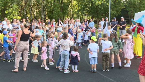 На озере Пионер состоялось праздничное мероприятие, посвященное Дню семьи, любви и верности.