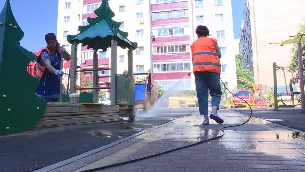 Сотрудники МБУ «Содержание и благоустройство» ведут уборку территорий.
