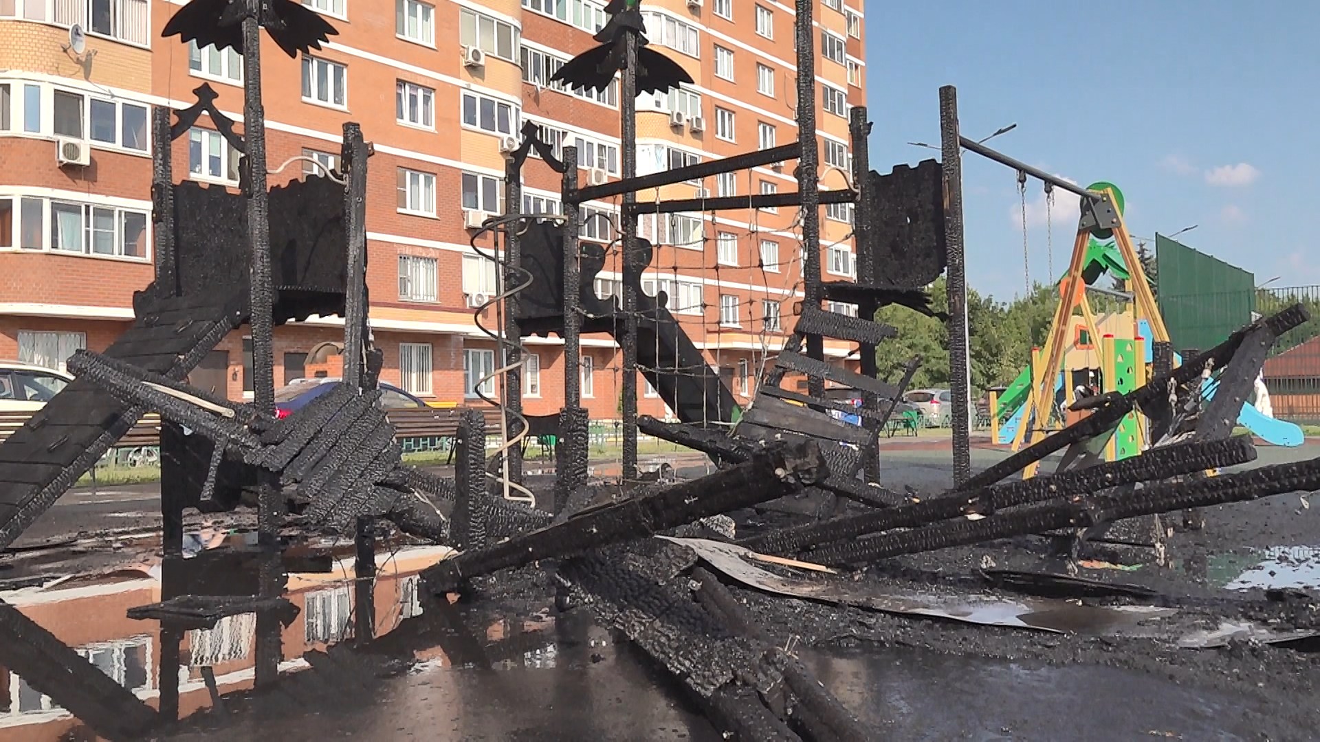 В Раменском сгорела детская площадка