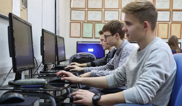 Школьники Московской области смогут пройти бесплатные курсы по программированию