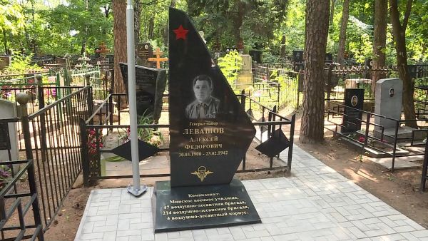 В преддверии дня ВДВ на Раменском городском кладбище обновили памятники.