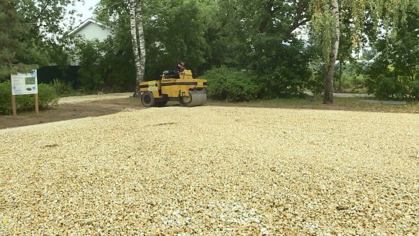 Благоустройство территории ведется в п.Родники на ул.Кооперативная возле дома № 10.