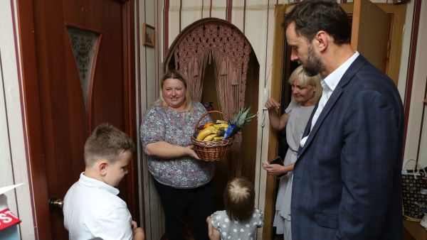 В преддверии Дня знаний Виктор Неволин навестил многодетную семью Бусыгиных. 