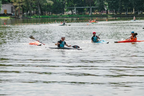 Соревнования по гребле на байдарках провели в Раменском на озере Пионер