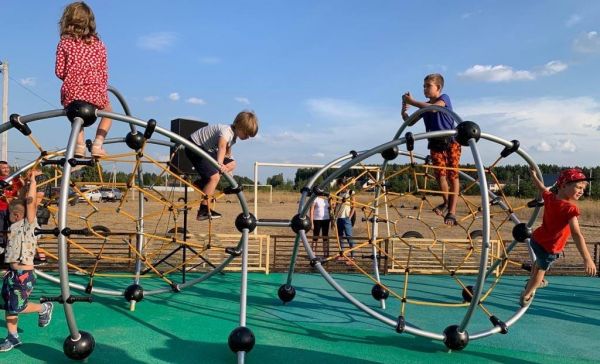 В деревне Коняшино открыли детскую площадку