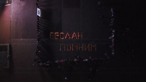 3 сентября вечером на площади Победы прошел митинг памяти жертвам терактов.