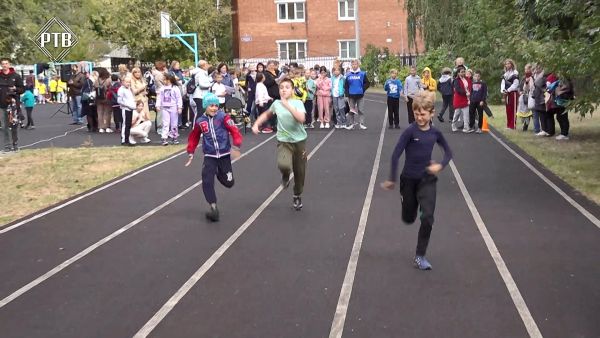 Стадион школы № 8 9 сентября стал центром притяжения всех физически подготовленных учеников.