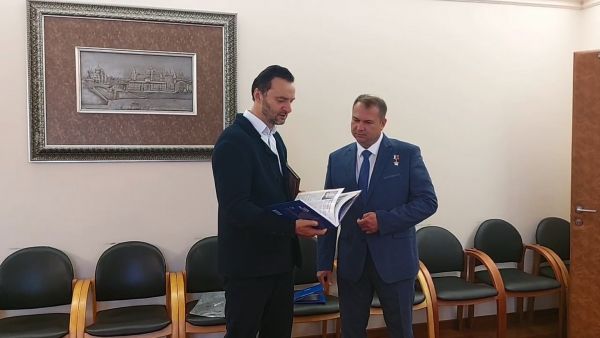 Лётчик-испытатель, Герой Российской Федерации Евгений Крутов получил сертификат на земельный участок.