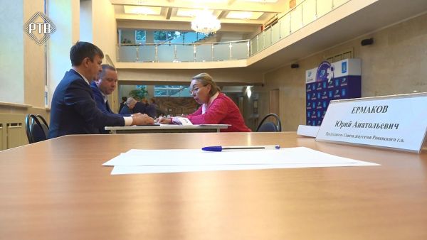 Представители власти пришли на встречу с гражданами.