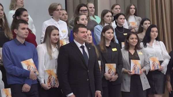 В школе №4 чествовали молодых педагогов.